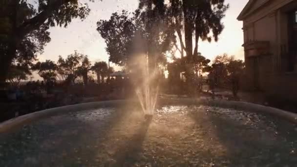 Valletta. Malta. Brunnen der oberen Barraka-Gärten und Menschen in goldener Stunde — Stockvideo