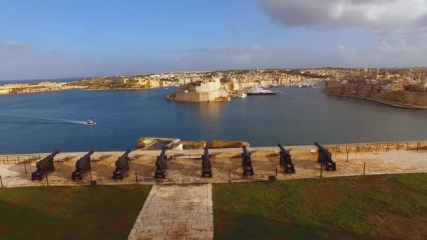 Groeten Batterijkanonnen in Valletta, Malta op een zonnige dag — Stockvideo