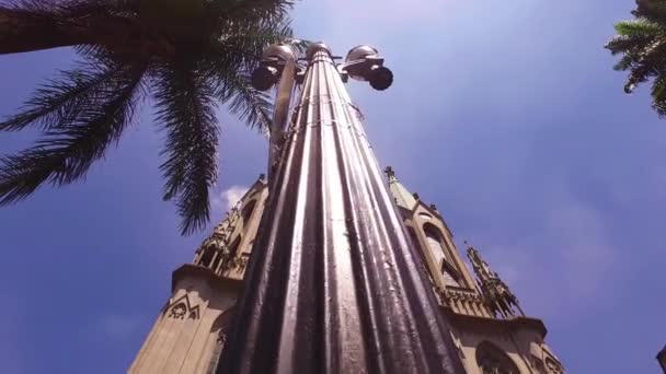 Cattedrale di San Paolo, Brasile. Vista di angolo basso dietro il palo della luce stradale — Video Stock