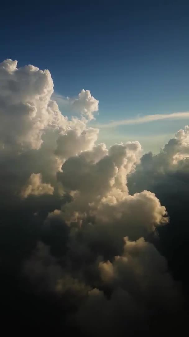 Vídeo vertical, luz solar acima de nuvens tempestuosas e céu azul claro — Vídeo de Stock