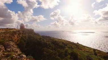 Dingli Kayalıkları, parlak güneş ışığında Malta. Güneşli bir günde Oanoramik deniz manzarası