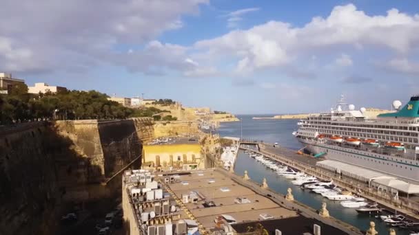 Malte, La Valette. Navire de croisière dans le Grand Harbour. Concept de vacances de luxe — Video