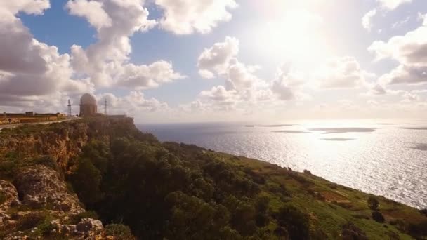 Dingli Cliffs, Malta w jasnym słońcu. Oanoramiczny krajobraz morski w słoneczny dzień — Wideo stockowe