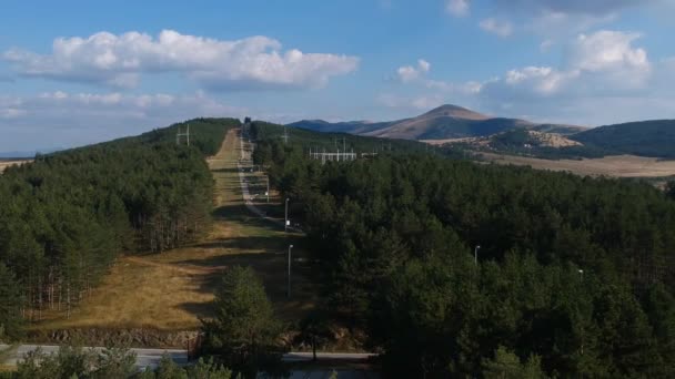 Zlatiborberget, Serbien. Flygfoto över vandringsled och vintergrön skog — Stockvideo