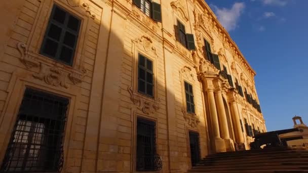 Malta, La Valeta. Palacio de la Castilla y dos banderas, unión maltesa y europea — Vídeos de Stock