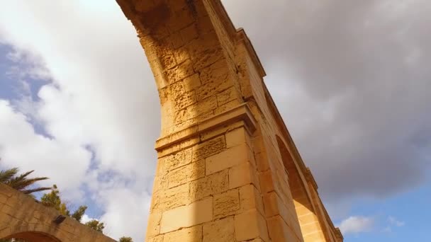 La Valletta, Malta, Giardini di Barrakka Superiore Antichi archi sotto il cielo estivo — Video Stock