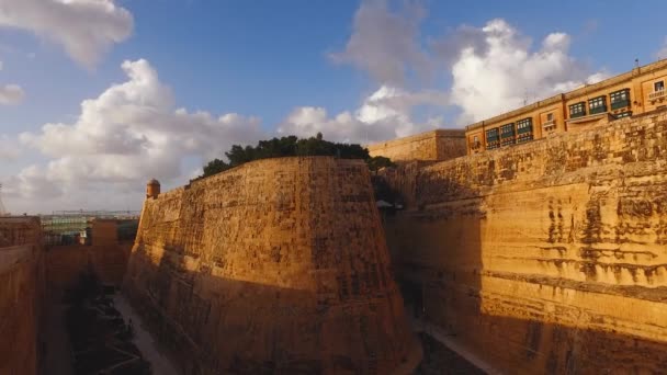 Fortaleza em Valletta, Malta, Bastião St. Johns com cavaleiro e contra-guarda — Vídeo de Stock