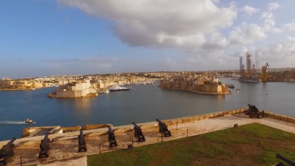 Krigsmuseum och Grand Harbor med tre befästa städer, Valletta, Malta — Stockvideo