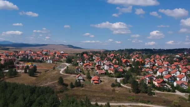 山の夏の風景や住宅地の空中ビュー。セルビアのズラティボール — ストック動画