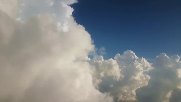Volando por encima de nubes lluviosas tormentosas bajo cielo azul claro — Vídeo de stock