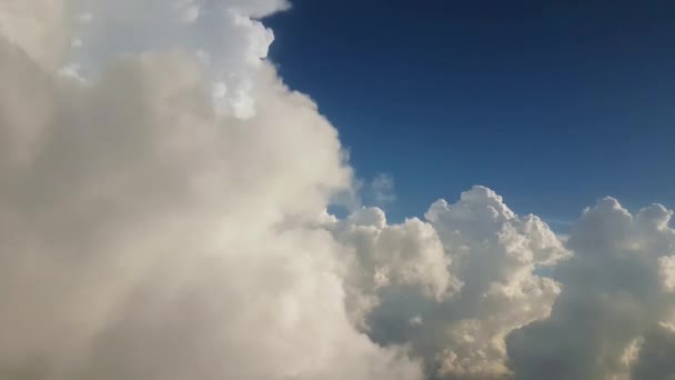 Voler au-dessus des nuages pluvieux orageux sous un ciel bleu clair