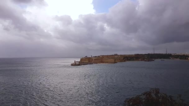 Malta Valletta Limanı 'na deniz girişi. Bulutlu bir gün. Statik çekim — Stok video