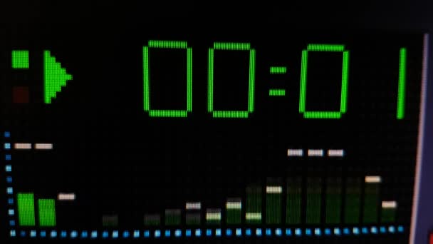 Close-up van de tijd teller op computer mediaspeler met spectrum audio analyzer — Stockvideo
