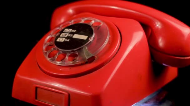 Telefone fixo vintage da década de 1970 no Spinning Display. Fechar — Vídeo de Stock