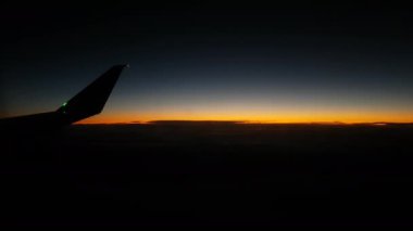 Orange Sunset Skyline Bulutların Üzerinde ve Uçak Kanadı Silueti