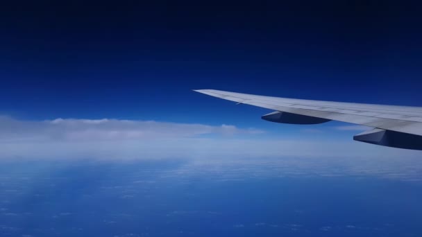 Πτέρυγα αεροπλάνου πάνω από τα σύννεφα. Πτήση στην Ατμόσφαιρα σε υψηλό υψόμετρο — Αρχείο Βίντεο