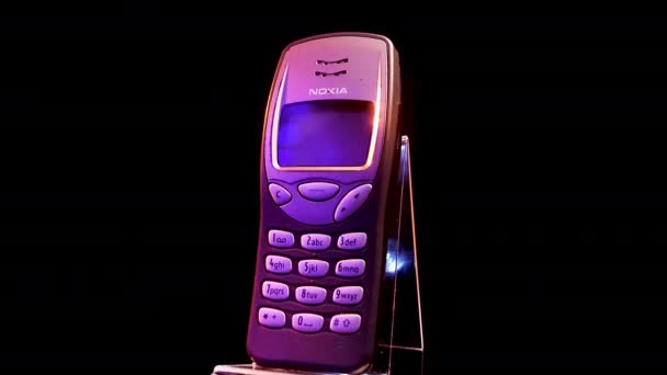 Nokia 3210 Teléfono móvil desde 1990 Primer plano Vintage GSM dispositivo de teléfono móvil — Vídeos de Stock