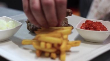Sırp ve Balkan mutfağı. Cevapi, Izgara Et, Ajvar Soğan ve Patates kızartması