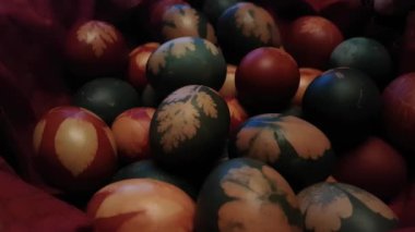 Spinning Basket Sırp Geleneğinde Paskalya Yumurtaları Üzerine Renkli Ev Yapımı Dekorasyonu