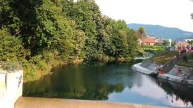 Ivanjica Sırbistan. Moravica Nehri 'ndeki Suni Göl ve Baraj. Yazın Şehir Plajı