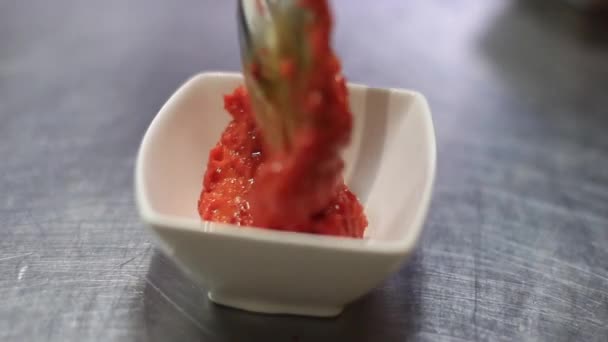 Servindo Ajvar, Adição tradicional da Sérvia à refeição principal, purê de molho de páprica — Vídeo de Stock