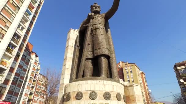 Kosovo, Mitrovica, Estatua del último zar serbio Lazar ante el Imperio otomano — Vídeo de stock