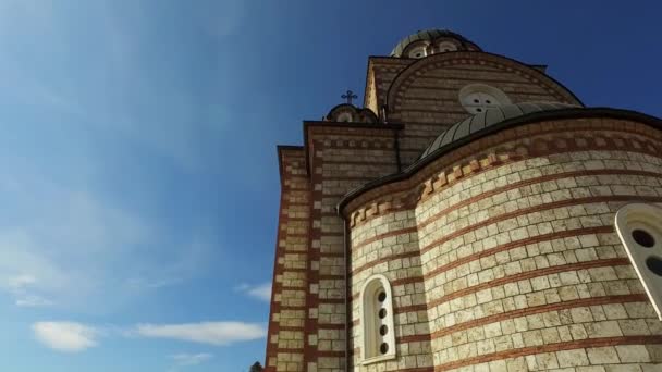 Eksterior Gereja Ortodoks Santo Demetrius di Mitrovica, Kosovo, Bagian Serbia — Stok Video