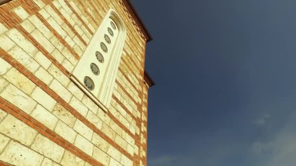 Paseando por la Iglesia Ortodoxa de San Demetrio, parte serbia de Mitrovica, Kosovo — Vídeos de Stock
