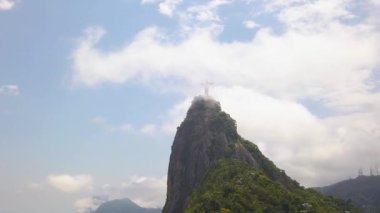 Rio de Janeiro Brezilya Corcovado Dağı ve İsa Heykeli, Havadan Yaklaşan
