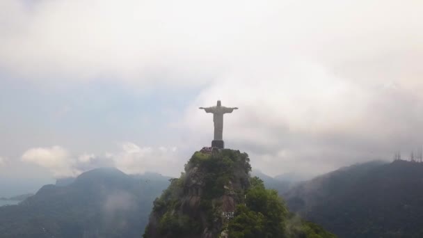 Cinematic Aerial View of Christ Het Redemeer Jesus Statue, Rio De Janeiro Brazilië — Stockvideo