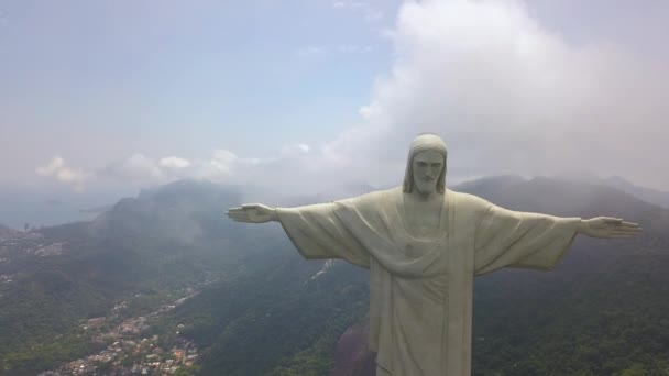 Beroemde Christus de Verlosser Jezus Standbeeld, Terugtrekken Luchtfoto, Rio De Janeiro — Stockvideo