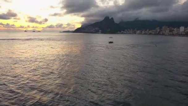 Рио-де-Жанейро Бразилия, пляж Ипанема, Воздушное пространство удивительного заката Skyline — стоковое видео