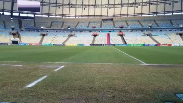 Empty Maracana Football Stadium Green Grass Field y Grandsrand, Rio De Janeiro — Vídeos de Stock