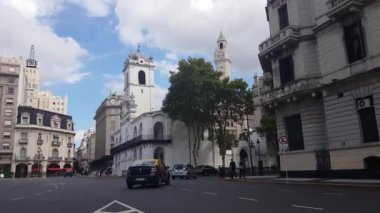 Buenos Aires, Arjantin. Bolivar Caddesi 'nde, Cabildo Müzesi' nin önünde trafik var.