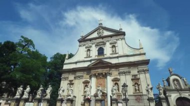 Krakow. Polonya, Aziz Peter ve Paul ve Aziz Andrews Kilisesi Yaz Gökyüzü Altında