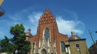 Krakow, Polonya. Kutsal Üçlemeci Kilisesi Bazilikası Yaz Gökyüzü Altında