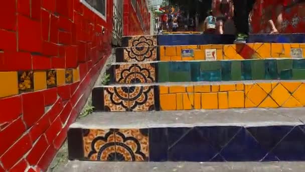 Escadaria Selaron, Rio De Janeiro Brasil. Caminhando na escada colorida Marco — Vídeo de Stock