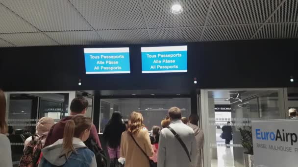 Paspoortcontrole Checkpoint en passagiers, Euroairport, Basel Mulhouse Airport — Stockvideo