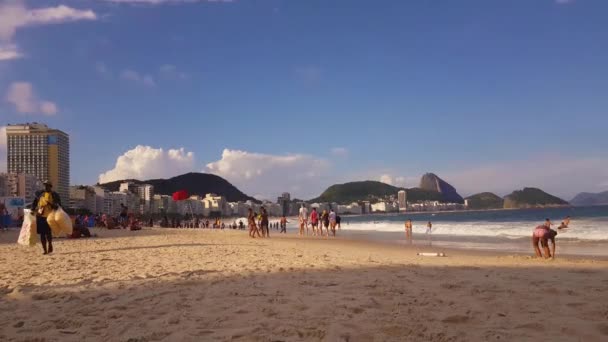 Copacabana Beach, Rio De Janeiro, Brasilien. Menschen, Verkäufer und starke Wellen — Stockvideo