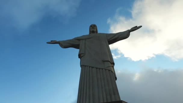 Wandelen onder Christus De Verlosser Jezus Standbeeld en Wolkenlucht, Rio De Janeiro — Stockvideo