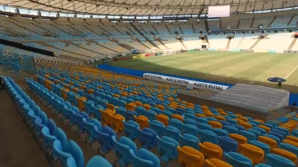 Río de Janeiro, Brasil, estadio de fútbol de Maracana, tribuna vacía y campo — Vídeo de stock