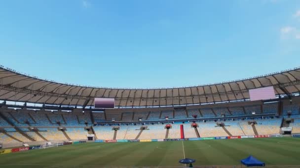 Famoso estadio de fútbol de Maracana, Río de Janeiro, Brasil. Campo verde bajo el cielo — Vídeos de Stock