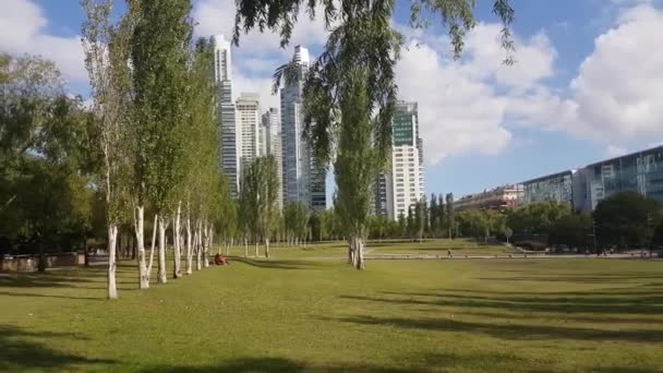 Parque Mujeres, Buenos Aires, Argentina. Fridfull grön oas i modern stadsdel — Stockvideo