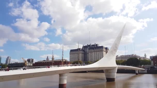 阿根廷布宜诺斯艾利斯& quot;天空和人民走过妇女桥的时间& quot; — 图库视频影像