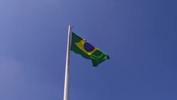 Bandeira Nacional do Brasil Acenando no Pólo, Movimento Lento 120fps. Fundo Céu Azul — Vídeo de Stock