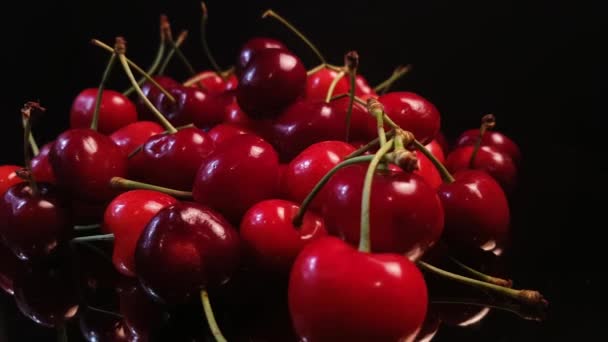 Sweet Cherry alias Prunus Avium Close Up. Frutta appena raccolta sul piatto di filatura — Video Stock