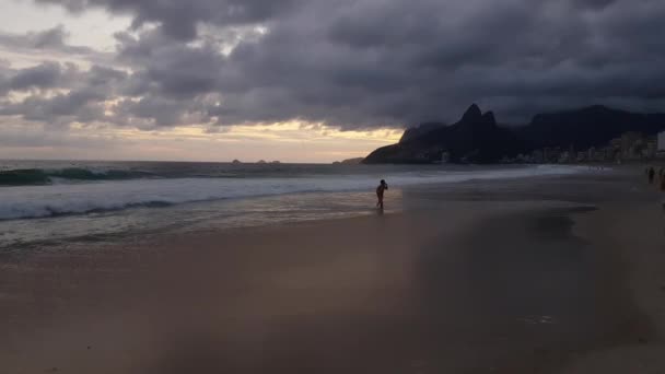 Arenas blandas de la playa de Ipanema, Río de Janeiro, Brasil bajo nubes esponjosas — Vídeos de Stock