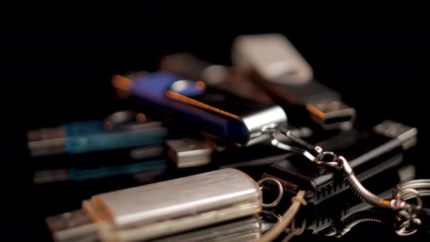 USB Flash Sürücüleri namı diğer Hafıza Çubukları. Taşınabilir Bilgisayar Aygıtları, Kapatılıyor — Stok video