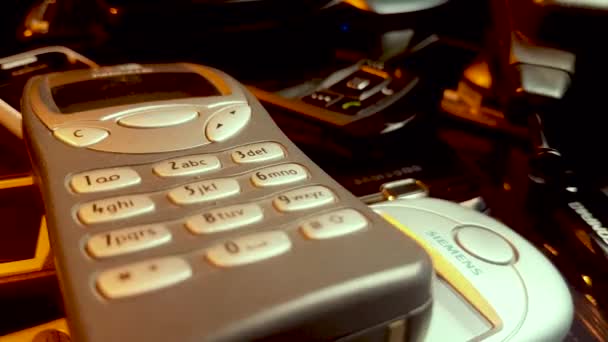 Nahaufnahme eines Stapels alter Mobiltelefone, der sich dreht. GSM-Mobilfunktechnologie — Stockvideo