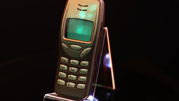 Icónico teléfono celular Nokia 3210 en la pantalla giratoria. Primer plano del famoso móvil — Vídeos de Stock